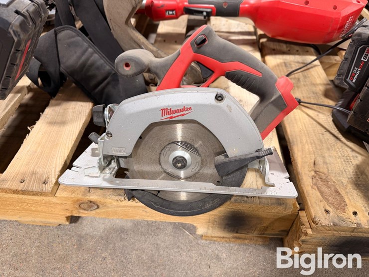 milwaukee-power-tools-w/batteries-&-6-battery-charger-image-20