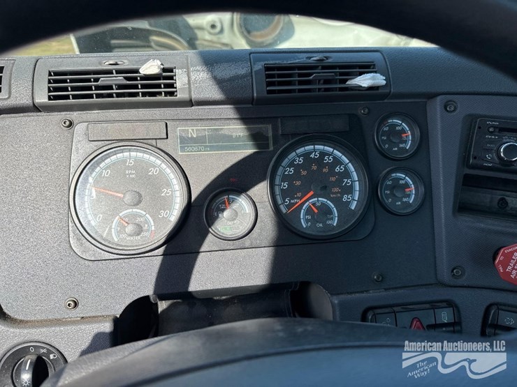 2016-freightliner-cascadia-125-image-15