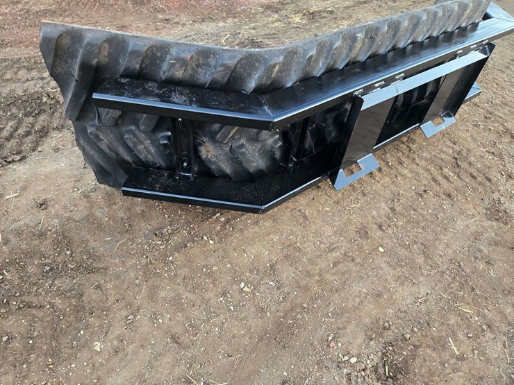 m&j-oldenburg-manufacturing-skidloader-mount-rubber-snow/manure-pusher-image-8