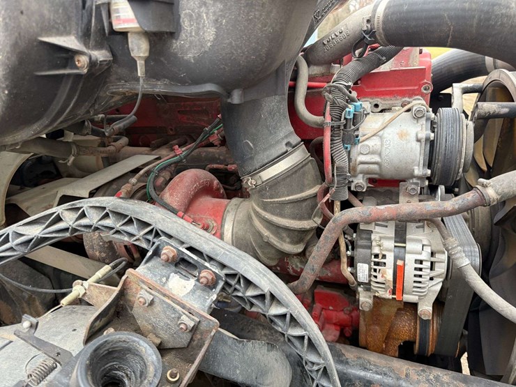 2005-volvo-sleeper-semi,-cummins-isx-engine,-13-speed-eaton-transmission,-wet-kit,-aluminum-front-an-image-41