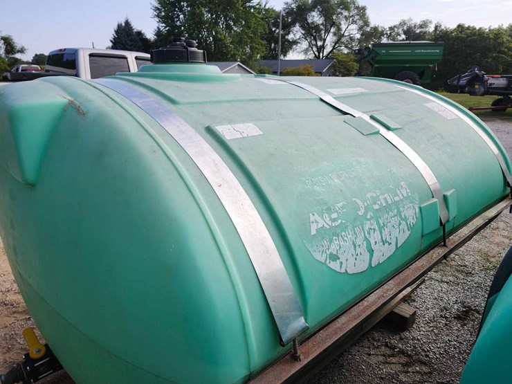 1000-gal-snyder-tank-with-skid-image-4