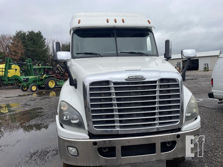 2014-freightliner-cascadia-125-image-2