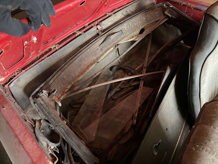 1970-fiat-spider-convertible,-non-running,-turns-over,-with-title-and-books-image-5