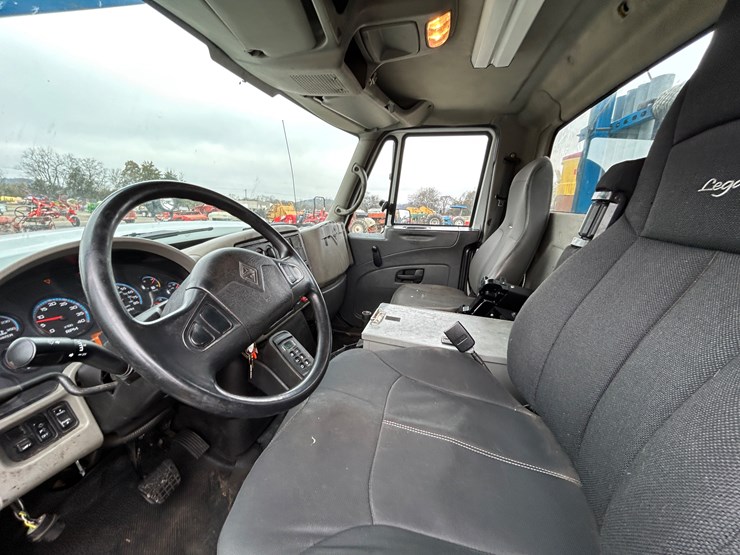 2010-international-7400-image-18