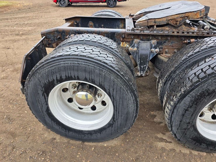 2007-freightliner-cl120-day-cab-semi,-978,000-miles,-detroit-series-60-–-14l-engine,-515hp,-10-speed-image-56