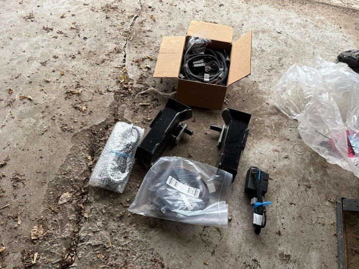 western-v-snow-plow,-8’6”,-right-or-left-swing,-scoop-or-v-plow,-comes-with-mounting-brackets-to-fit-image-17