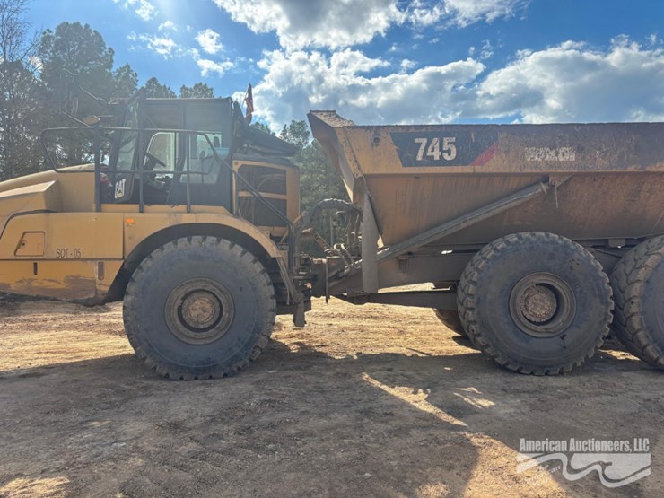 caterpillar-745-image-2