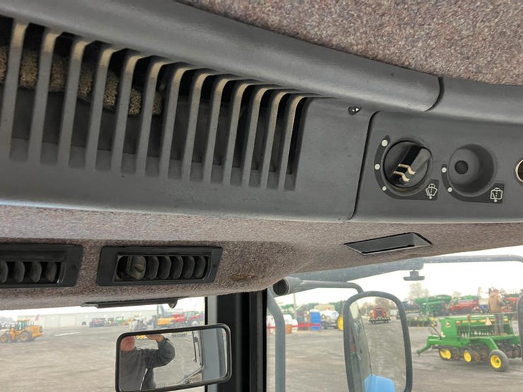 new-holland-8870-image-23