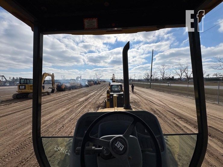 2004-caterpillar-416d-image-34