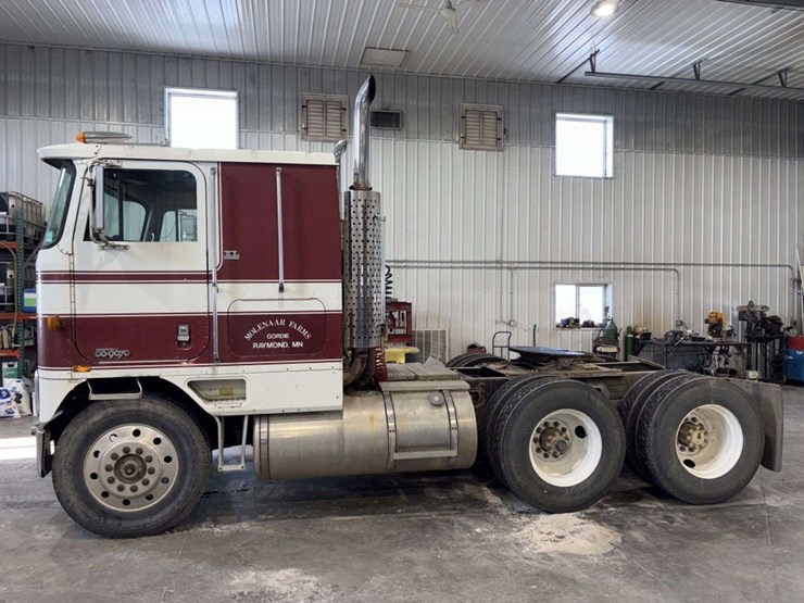 1983-international-co9670-cabover-semi-tractor,-xl-series,-400-cummins,-13-speed,-11r24.5-rears-on-s-image-4