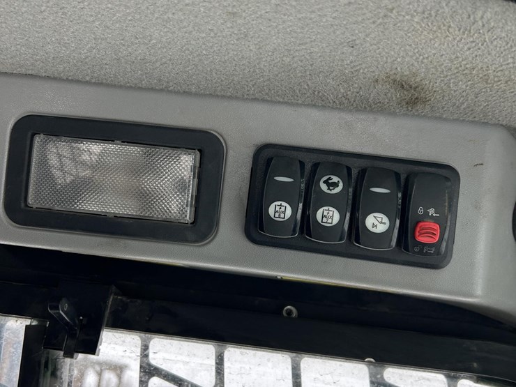 2016-caterpillar-259d-image-44