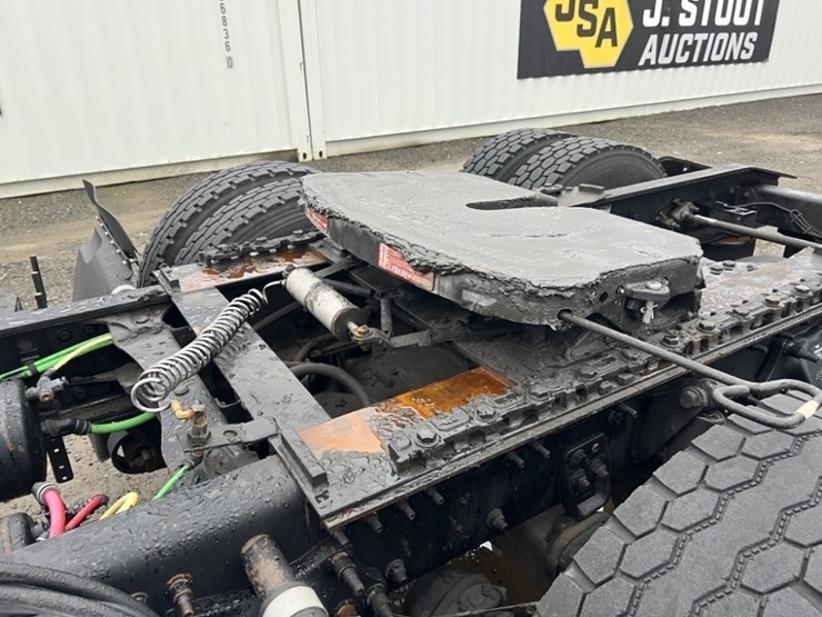 2017-freightliner-cascadia-tri-axle-truck-tractor-image-25