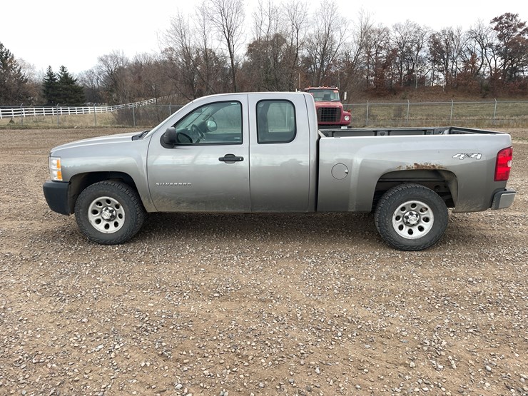 #1125-•-2013-chevrolet-silverado-pickup-truck-(has-mn-title)-image-2