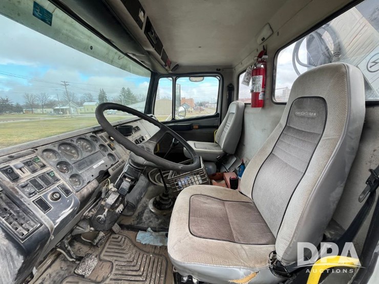 1999-freightliner-fl70-image-41