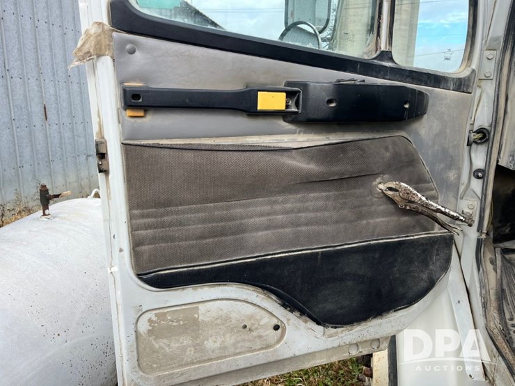 1999-freightliner-fl70-image-40