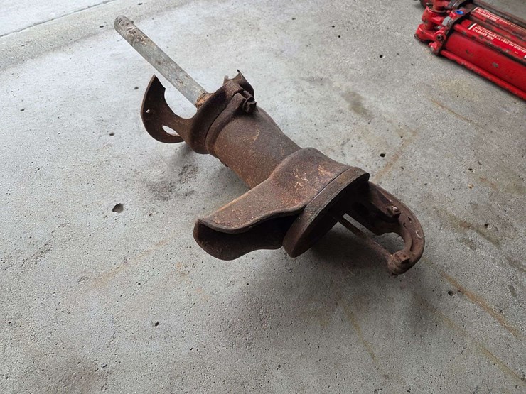 antique-water-pump-image-3