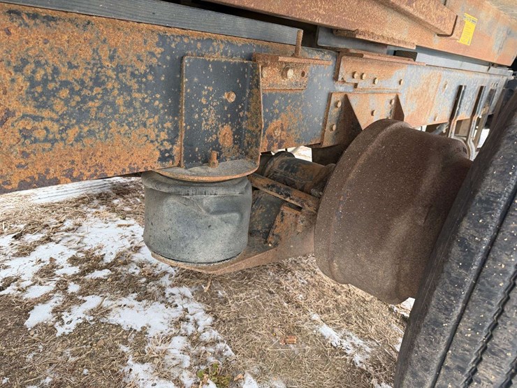 2006-freightliner-columbia-grain-truck,-549,000-miles,-8-year-old-box,-eaton-speed-shift-10-speed-tr-image-36