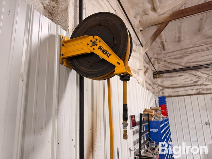 dewalt-dxcm024-0344-dbl.-arm-hose-reel-w/-1/2"-x-50'-premium-rubber-hose-image-3