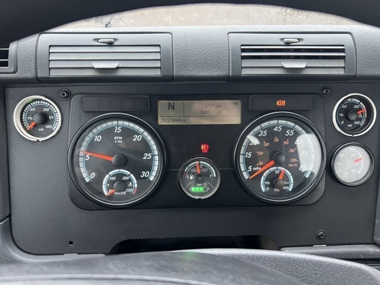 2017-freightliner-cascadia-tri-axle-truck-tractor-image-31