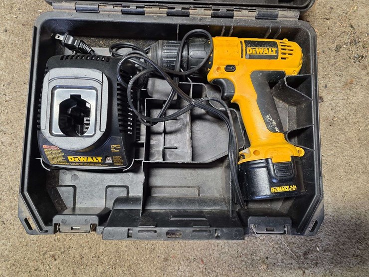 dewalt-9.6v-cordless-drill-with-battery-and-charger,-battery-in-unknown-working-condition-image-3