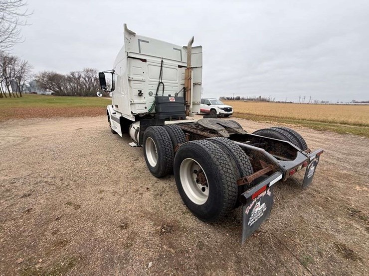 2005-volvo-sleeper-semi,-cummins-isx-engine,-13-speed-eaton-transmission,-wet-kit,-aluminum-front-an-image-19