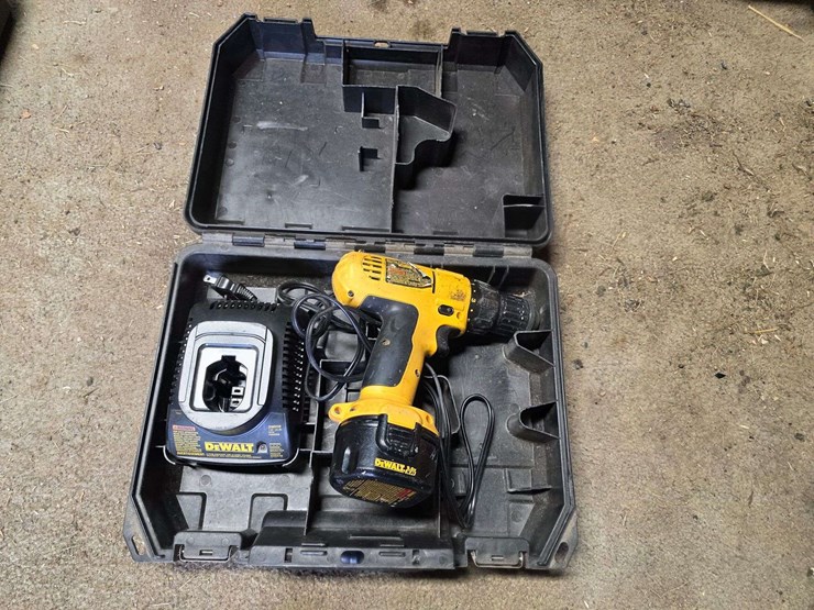 dewalt-9.6v-cordless-drill-with-battery-and-charger,-battery-in-unknown-working-condition-image-5