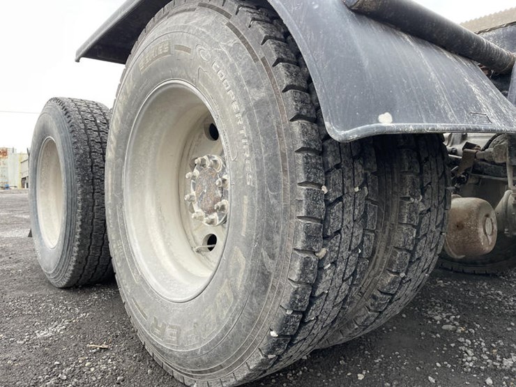 peterbilt-386-image-23