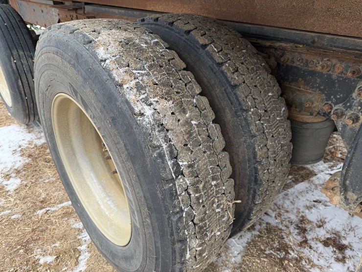 2006-freightliner-columbia-grain-truck,-549,000-miles,-8-year-old-box,-eaton-speed-shift-10-speed-tr-image-23