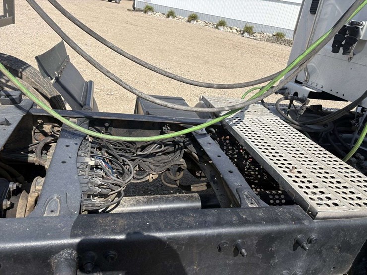 2004-freightliner-m2-business-class-semi-tractor,-day-cab,-mercedes-460,-10-speed,-jake-brake,-lopro-image-16