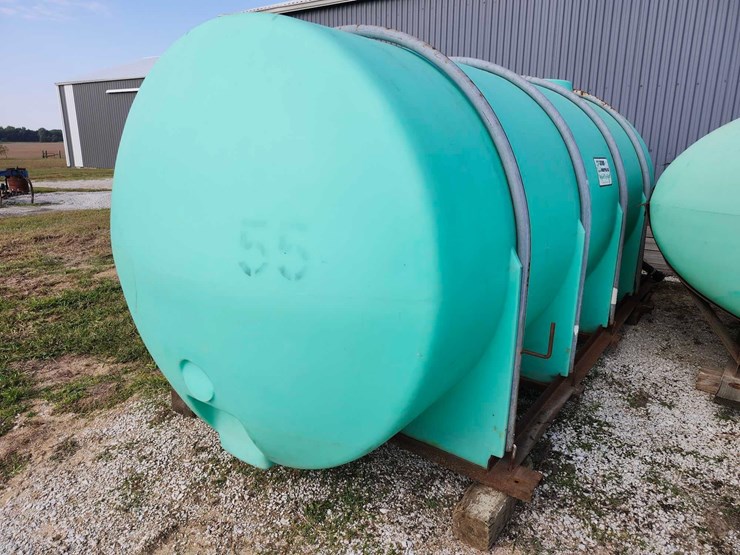 1700-gal-snyder-banded-poly-tank-on-frame-image-1