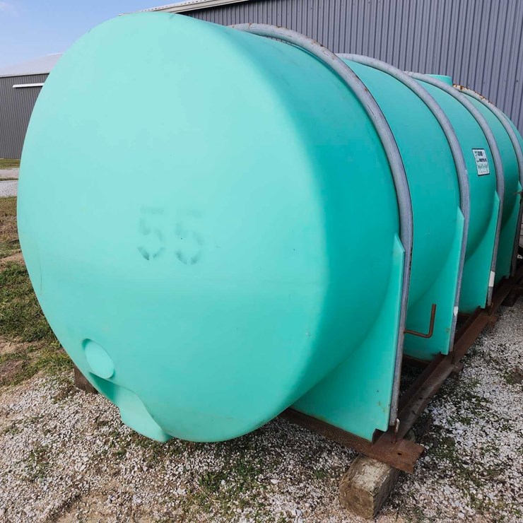 1700 gal Snyder banded poly tank on frame