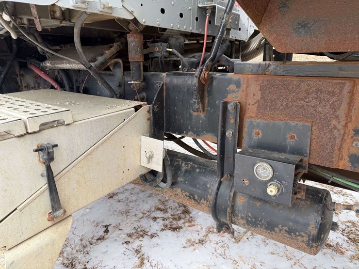 2006-freightliner-columbia-grain-truck,-549,000-miles,-8-year-old-box,-eaton-speed-shift-10-speed-tr-image-16