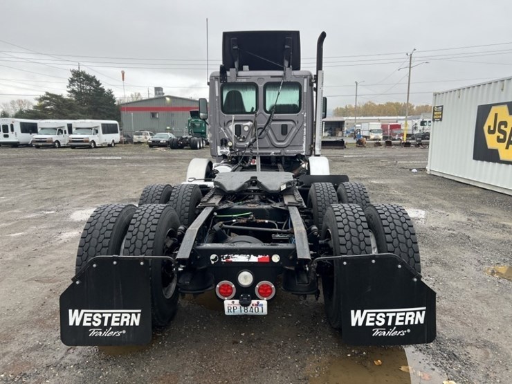 2017-freightliner-cascadia-tri-axle-truck-tractor-image-5