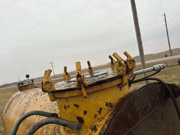 liquid-manure-vacuum-tank,-19l-16.1-tires,-540-,-(1/2-pto-missing),-(2)-hyd-injector-shanks,-approx-image-7