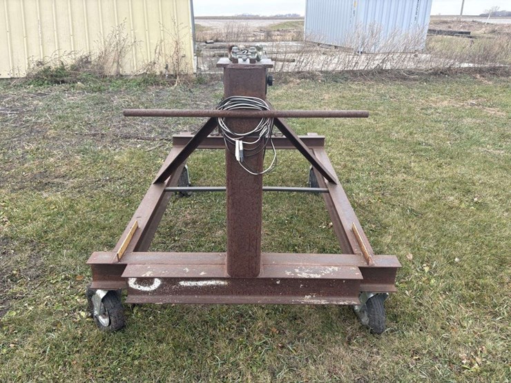 winch-boom,-with-12v-2000#-winch,-chains,-on-castor-wheels,-(tires-need-to-be-replaced)-image-5