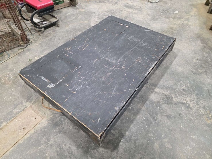 7.5’-x-5.5’-mankato-portable-fish/spearing-house,-2-hole-and-spear-hole-with-furnace-vent-image-3