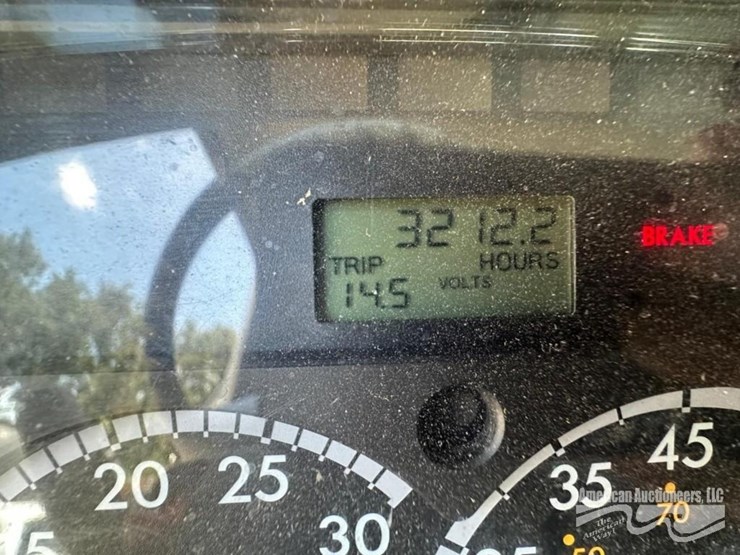 2013-freightliner-m2-106-image-19