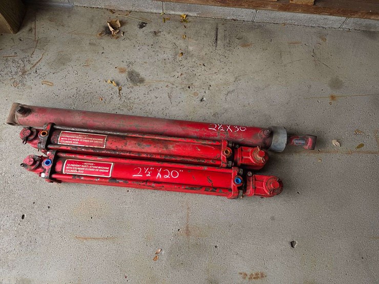 (3)-hydraulic-cylinders,-(2)-2-½”-x-20”-and-(1)-2-½”-x-30”,-all-in-working-order-per-seller,-buying-image-5