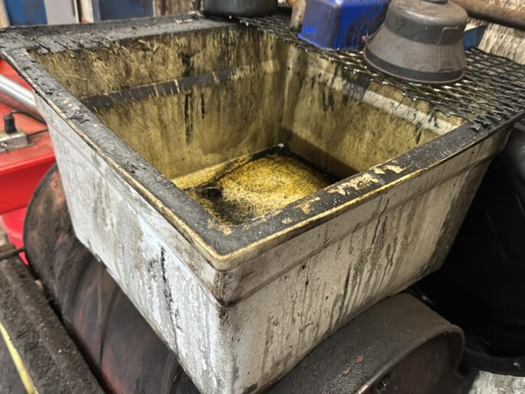 #164-•-used-oil-station*-image-3