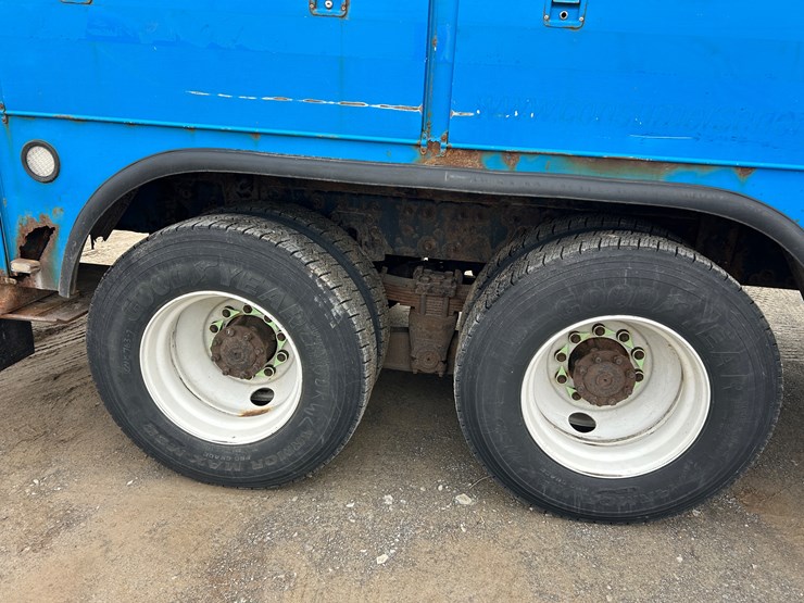 2010-international-7400-image-11