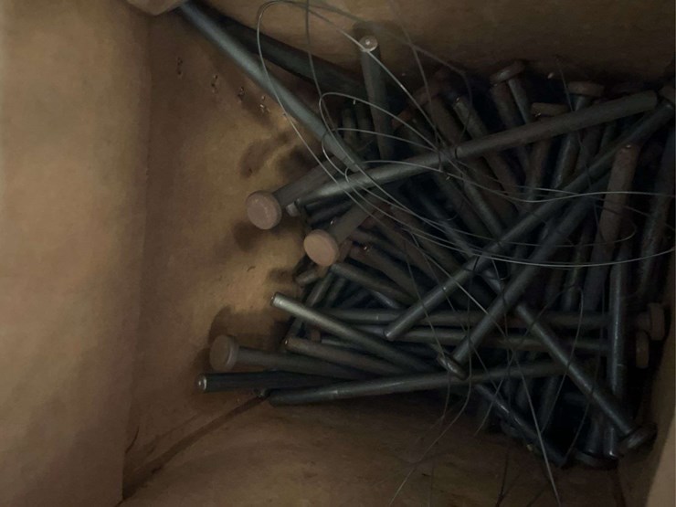 (2)-10'-metal-storage-box-and-contents-image-10