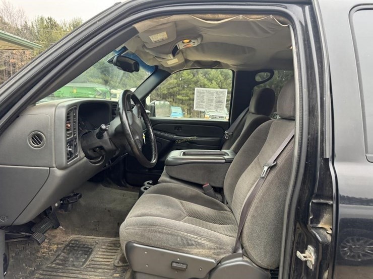 2005-chevy-silverado-2500-hd-pickup-image-14