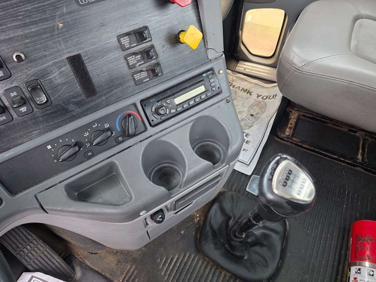 2007-freightliner-cl120-day-cab-semi,-978,000-miles,-detroit-series-60-–-14l-engine,-515hp,-10-speed-image-36