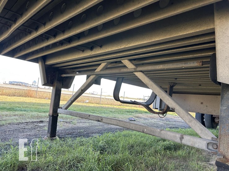 2019-wilson-livestock-trailer-image-18