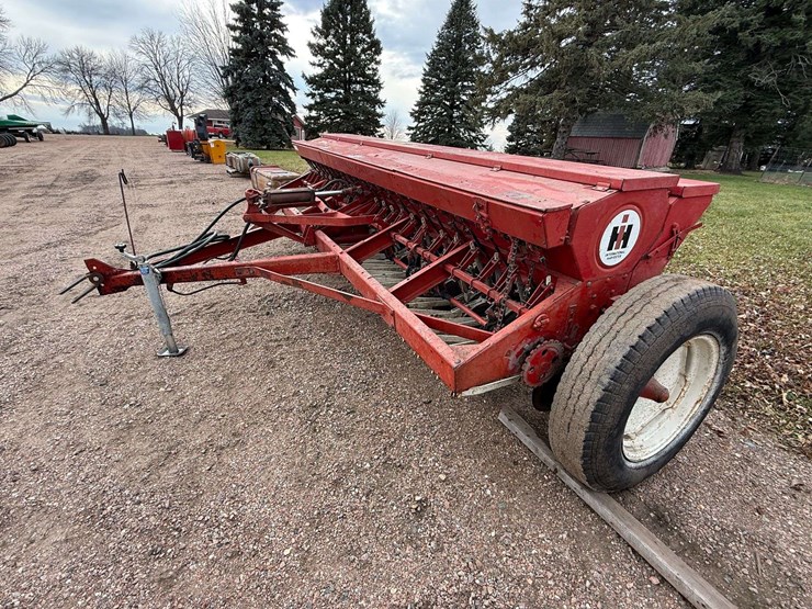 international-172-grain-drill-with-grass-seeder,-6”-spacing-with-hitch-and-hydraulic-plumbing-image-4