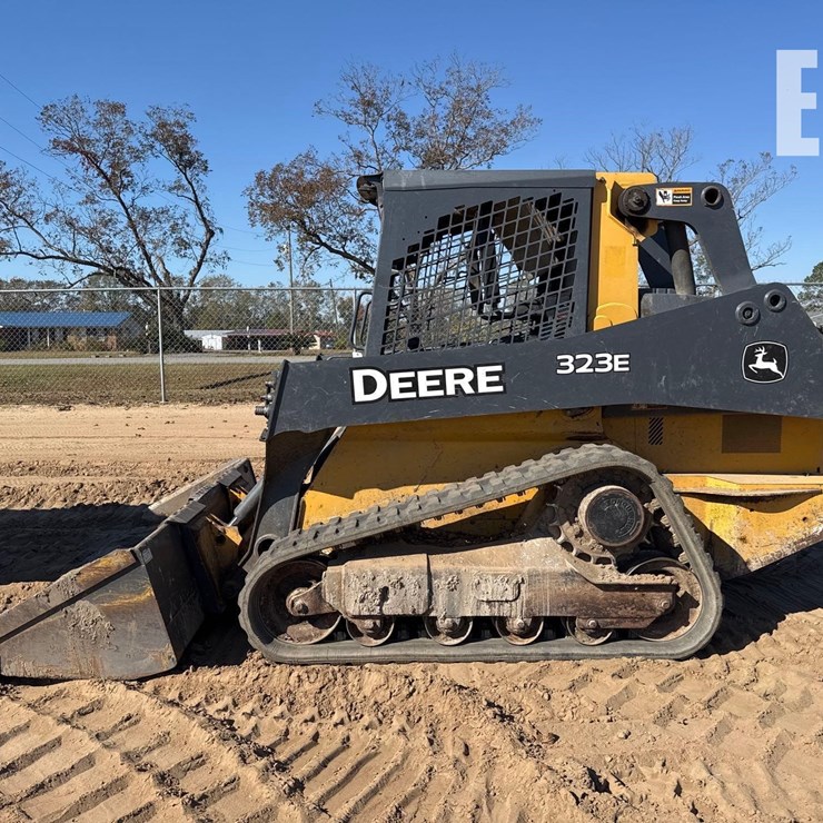 2017 DEERE 323E