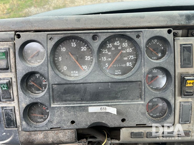 1999-freightliner-fl70-image-47