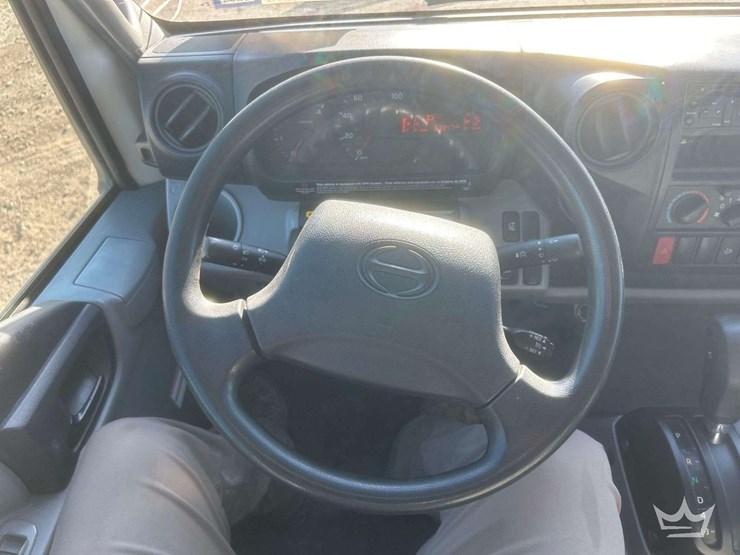 2017-hino-155-image-10