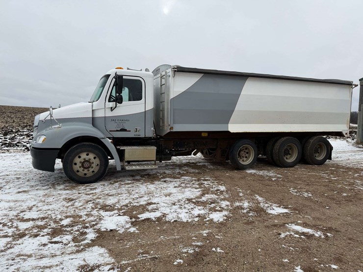2006-freightliner-columbia-grain-truck,-549,000-miles,-8-year-old-box,-eaton-speed-shift-10-speed-tr-image-2