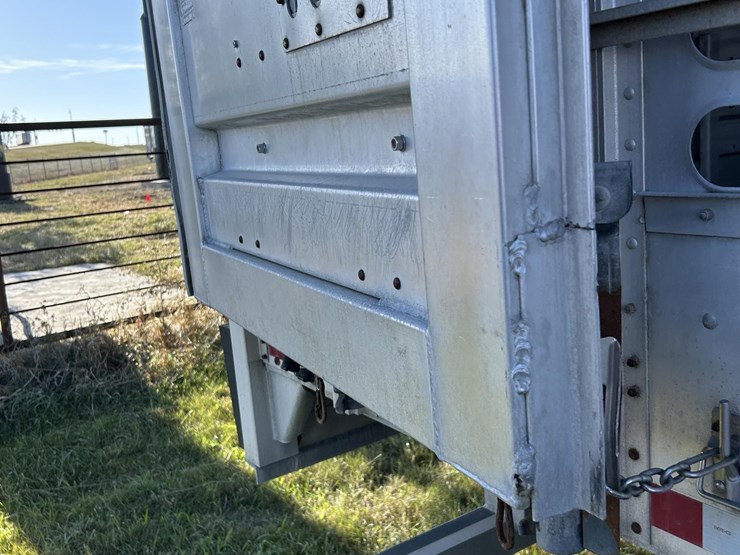 2019-wilson-livestock-trailer-image-45